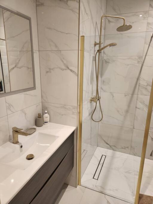 Newly Refurbished 2 Bed Apartment In Paddington Londra Exterior foto